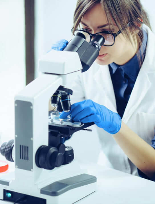 Ветеринарный лаборант проводит исследование в лаборатории Vet Union