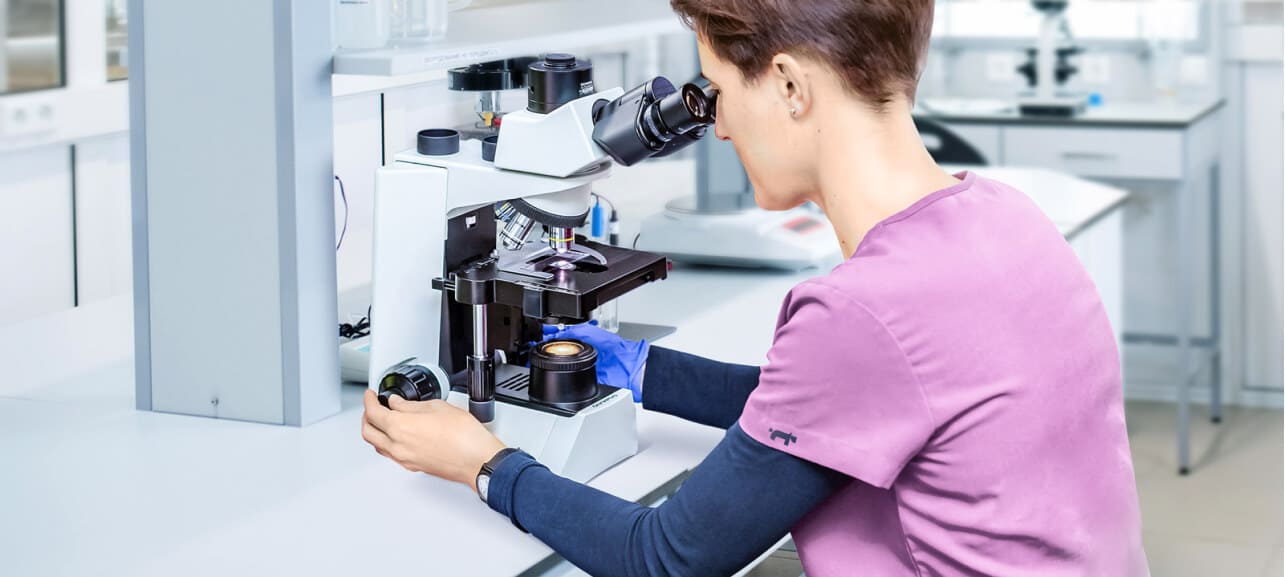 Лаборант проводит анализ в ветеринарной лаборатории Vet Union