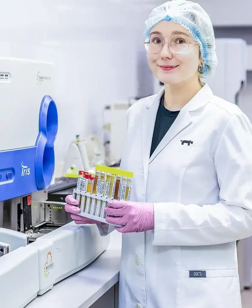 Лаборант проводит анализ крови на автоматическом оборудовании