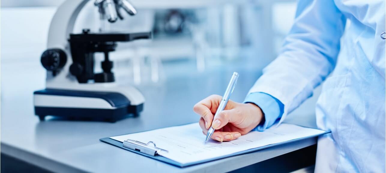 Ветеринарный лаборант записывает результаты исследования в лаборатории Vet Union